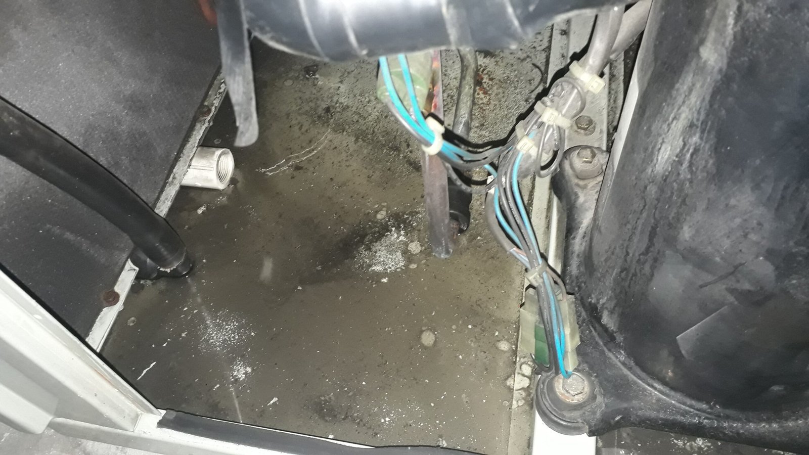 Compartimento interno de ar-condicionado contaminado por sujeira